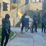 Cuatro migrantes visten prendas de la Guardia Civil en el entorno del CETI del Ceuta