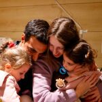 Yoni Asher abraza a su esposa y a sus dos hijos en un hospital israelí tras 49 días en manos de Hamás
