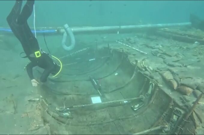 Arqueólogos trabajan para recuperar el 'Mazarrón II' del fondo del mar