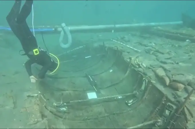 Arqueólogos trabajan para recuperar el 'Mazarrón II' del fondo del mar