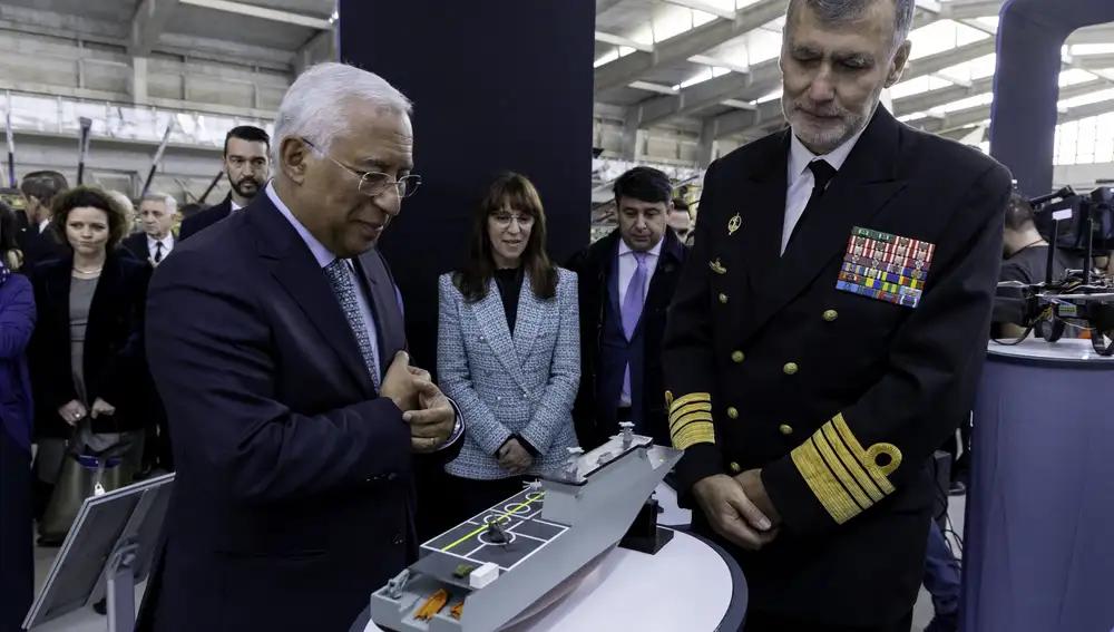 El primer ministro portugués, Antonio Costa, contempla una maqueta del barco junto con mandos de la Armada
