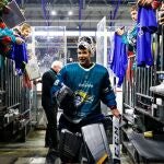 Petr Cech saliendo del estadio tras debutar en Elite Ice Hockey League