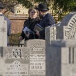 El presidente electo de Argentina, Javier Milei, visita el cementerio judio de Montefiore en Nueva York