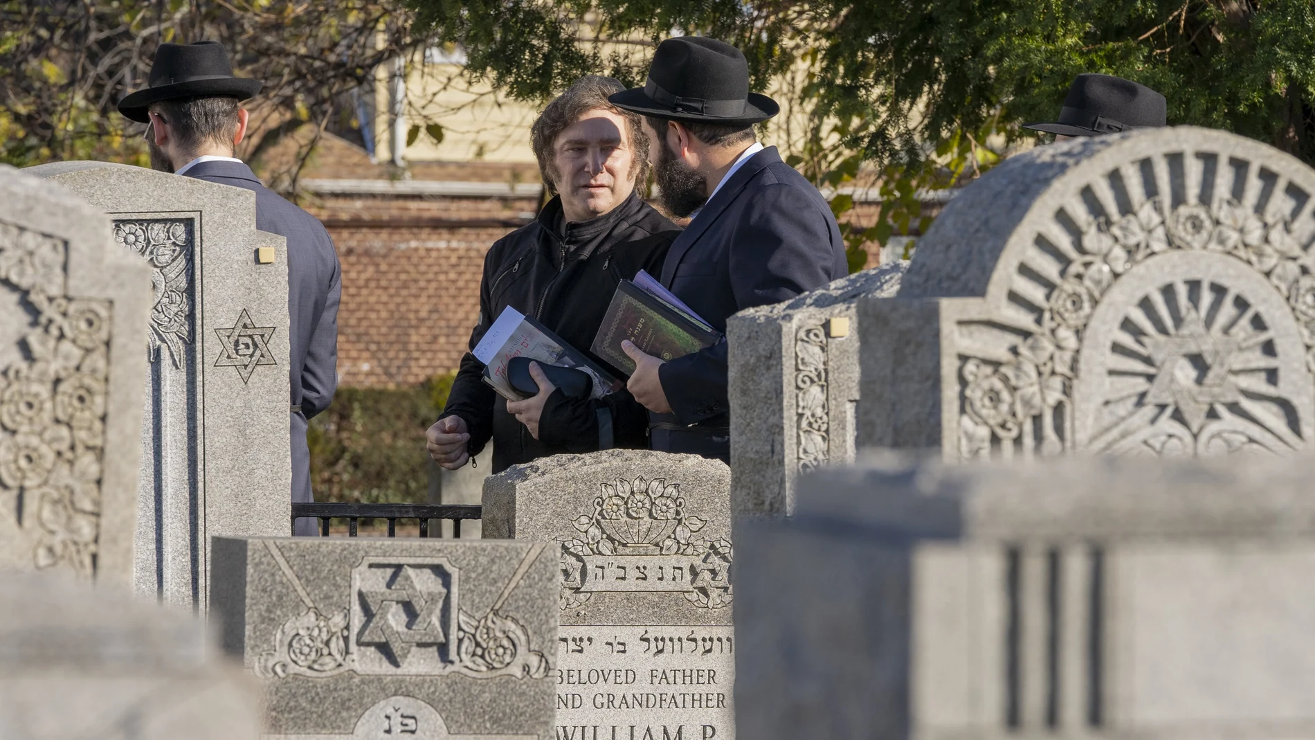 El presidente electo de Argentina, Javier Milei, visita el cementerio judio de Montefiore en Nueva York