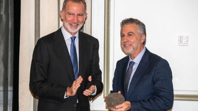 Los Reyes entregan el Premio de Periodismo “Francisco Cerecedo” en su XL edición al periodista Carlos Alsina
