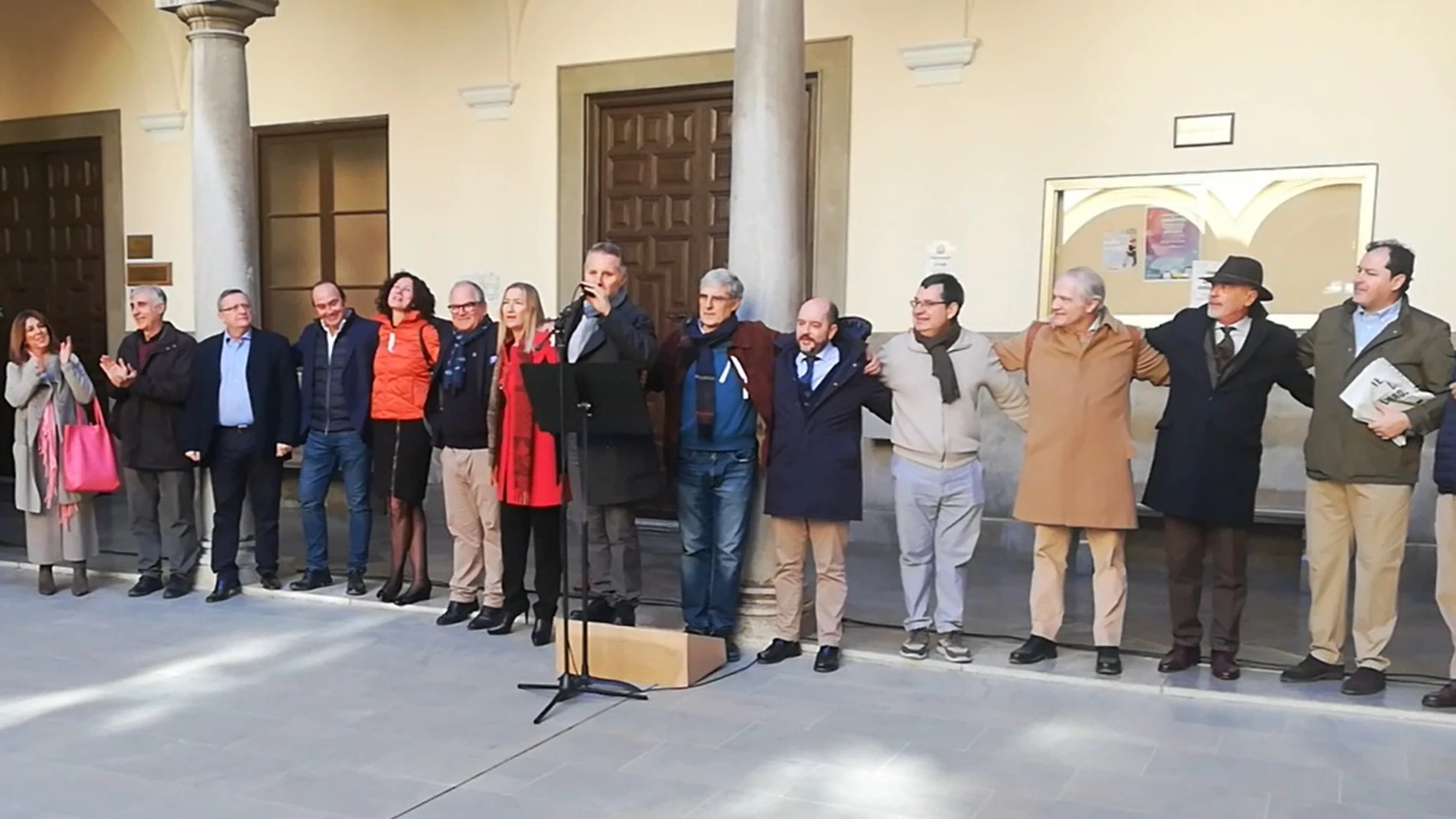 Profesores de Derecho de Granada se concentran en defensa de la separación de poderes 