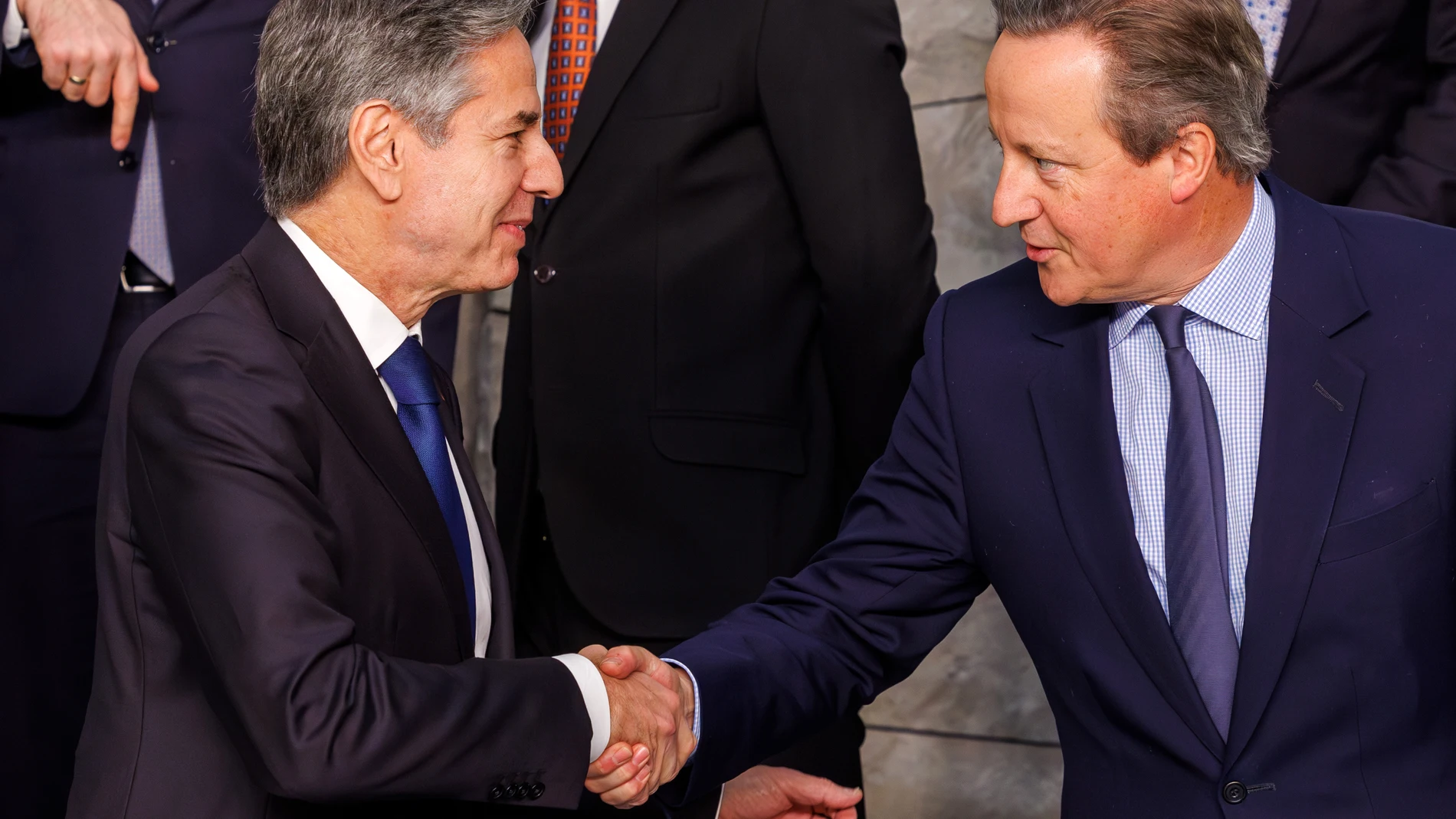 Brussels (Belgium), 28/11/2023.- US Secretary of State Antony Blinken (L) shakes hands with British Foreign Secretary David Cameron during the posing for the family pictures at the beginning of a two-day Foreign Ministers Council in the Alliance headquarters in Brussels, Belgium, 28 November 2023. NATO Ministers of Foreign Affairs are meeting on 28 and 29 November to address the wars in Ukraine and the Middle East, as well as growing strategic competition. (Bélgica, Ucrania, Bruselas) EFE/EPA...