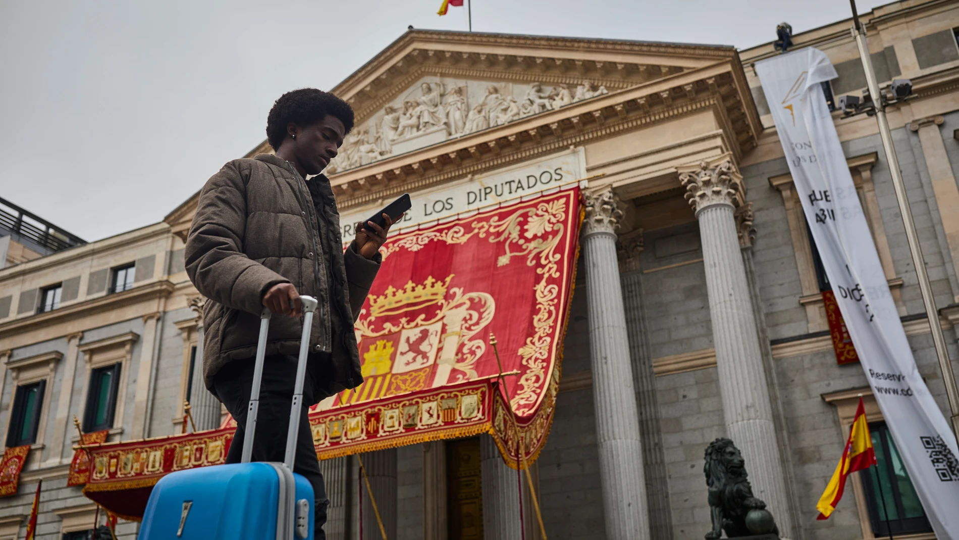 Jóvenes pasando junto a la fachada del Congreso de los Diputados, cámara de representación política el día previo a la solemne Sesión de Apertura de las Cortes Generales de la XV legislatura, / © Alberto R. Roldán 28 11 2023