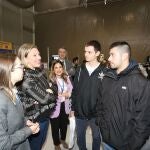 La consejera de Familia e Igualdad de Oportunidades, Isabel Blanco, conversa con varios jóvenes durante su visita a la 'Jornada de Empleabilidad de Castilla y León para Jóvenes'.