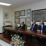 Pedro Fuertes, Antonio Largo y José Antonio Salvador Insúa presentan el diccionario digital en la Facultad de Comercio de la UVa