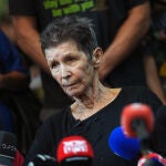 La rehén israelí liberada Yocheved Lifshitz, de 85 años, ofrece una rueda de prensa en Tel Aviv tras ser liberada por el grupo militante palestino Hamás el 24 de octubre de 2023