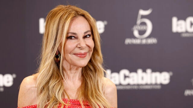 Ana Obregón con vestido de lo más estilizador.