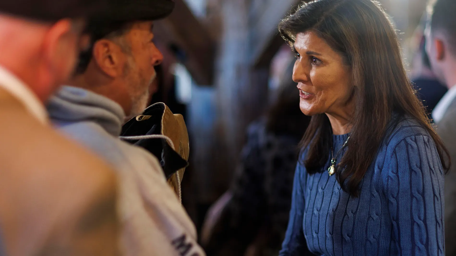 Meredith (United States), 29/11/2023.- Republican candidate for President, former South Carolina Governor Nikki Haley (R) speaks with a supporter after addressing a crowd of New Hampshire voters at Twin Barns Brewery in Meredith, New Hampshire, USA, 29 November 2023. Haley is making several stops in the Republican primary State of New Hampshire. EFE/EPA/CJ GUNTHER 