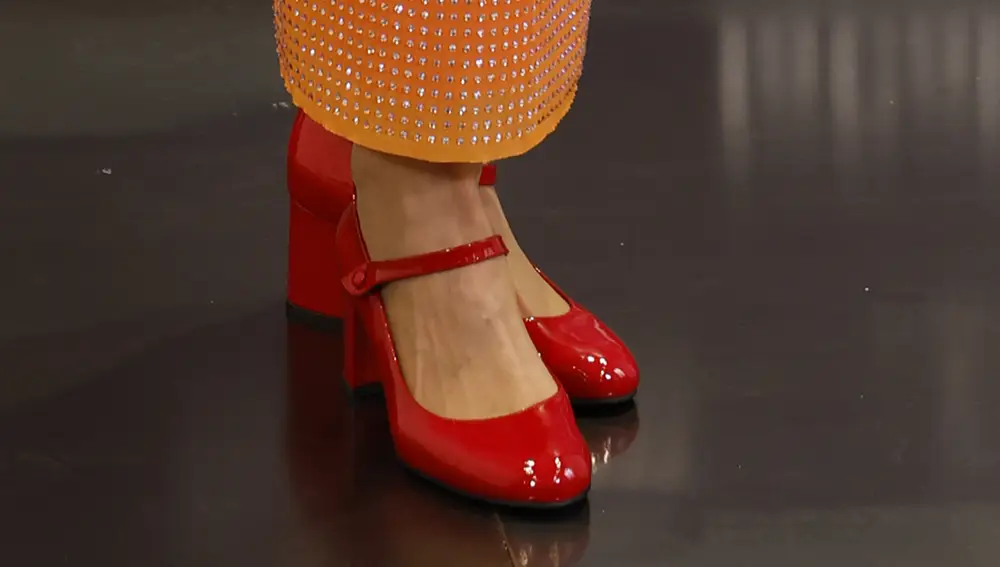 Ana Obregón con zapatos rojos.