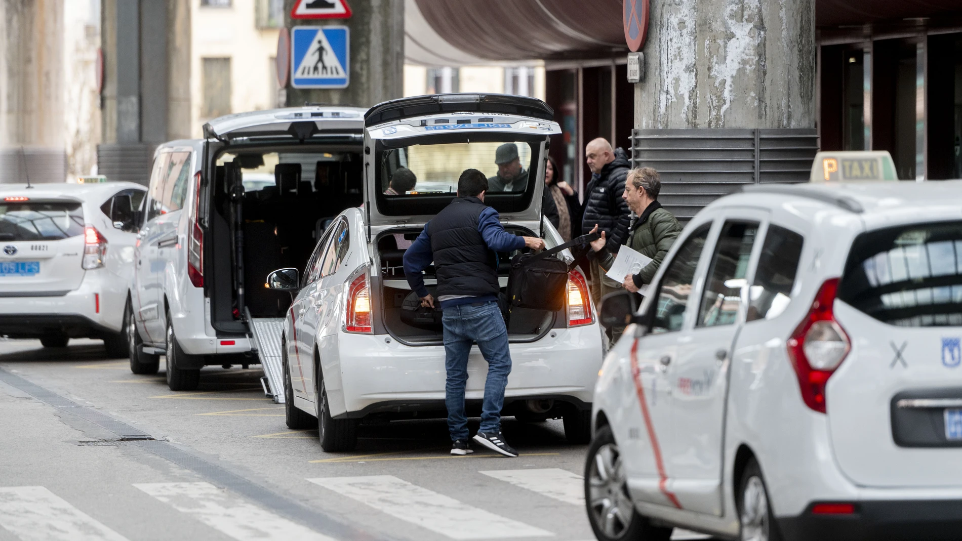 MADRID.-El reglamento del taxi entrará en vigor antes de final de año: permitirá circular 24H y a los usuarios compartir