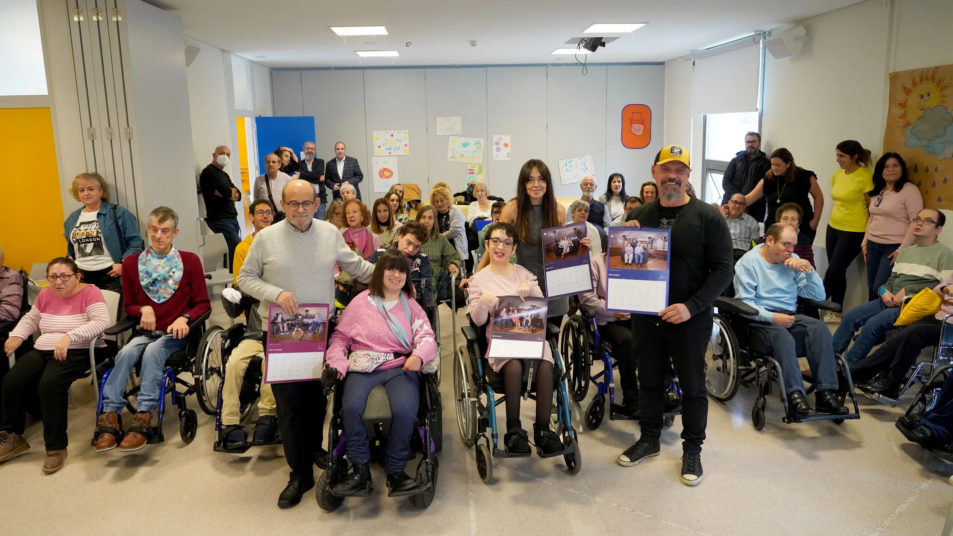 Darío Álvarez, Alicia Mateos y Rocío Molpeceres, de Aspace Valladolid, presentan el calendario solidario junto al escritor César Pérez Gellida, 