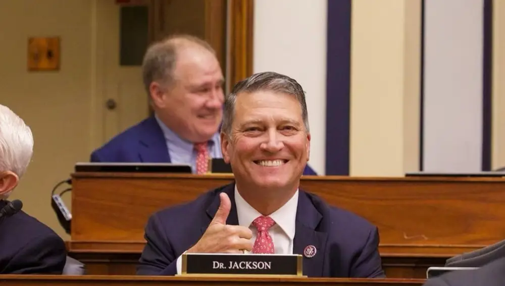 Ronny Jackson durante una asamblea en la Cámara de Representantes