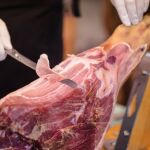 ¡Polémica navideña! Un estadounidense desata furor en España al cortar jamón con unas tijeras