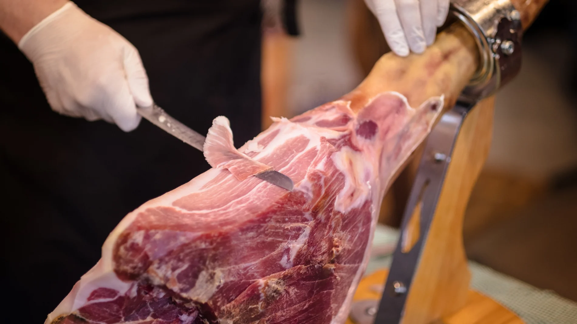 ¡Polémica navideña! Un estadounidense desata furor en España al cortar jamón con unas tijeras