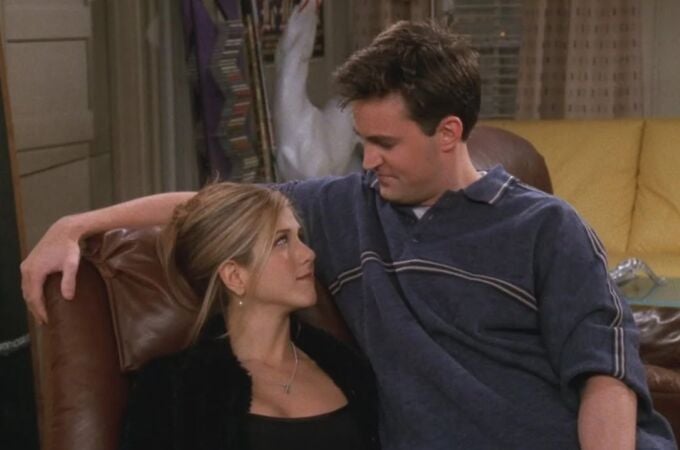 Jennifer Aniston y Matthew Perry en una escena de "Friends"