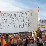Varias pancartas durante una manifestación contra la amnistía, en la Puerta del Sol, a 12 de noviembre de 2023, en Madrid (España).