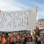 Varias pancartas durante una manifestación contra la amnistía, en la Puerta del Sol, a 12 de noviembre de 2023, en Madrid (España).