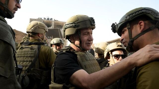  Israeli Prime Minister Benjamin Netanyahu meets with Israeli troops during a visit to the Gaza Strip on day three of the Truce between Israel and Hamas. 
