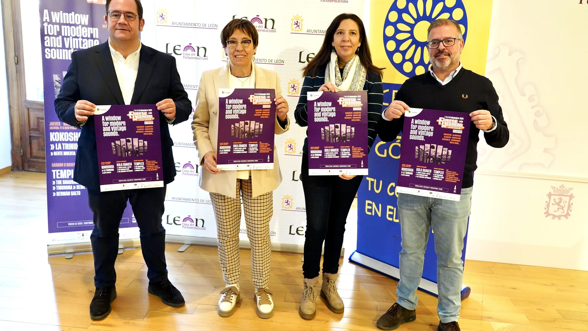 La concejal de Acción y Promoción Cultural, Elena Aguado, el presidente de Centro León Gótico, Juan Dopico, y el director del festival, Miguel Borraz, presentan una nueva edición del Purple Weekend.