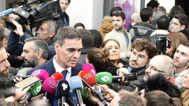El presidente del Gobierno, Pedro Sánchez (C), atiende a la prensa a las puertas de la capilla ardiente de la actriz y cantante Concha Velasco, instalada este sábado en el Teatro de La Latina de Madrid.