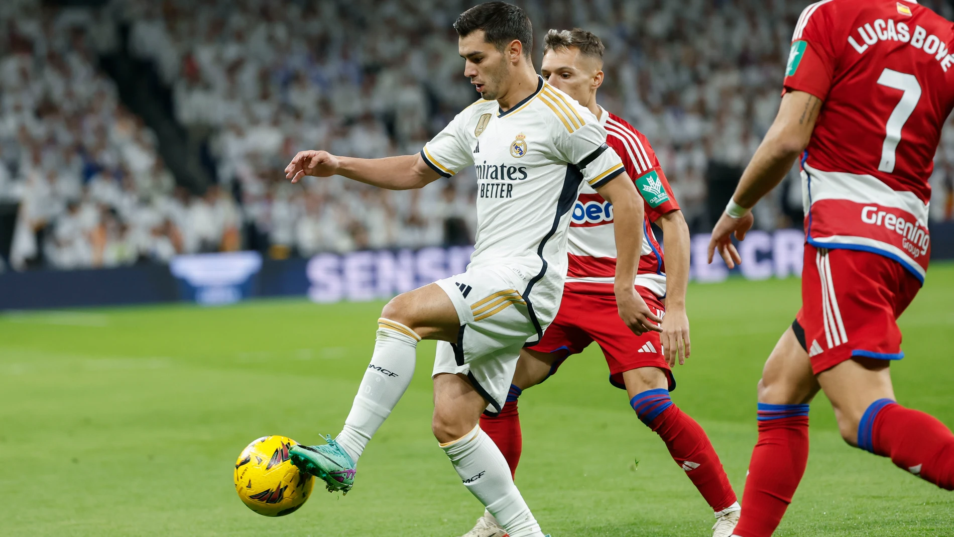 MADRID (ESPAÑA), 02/12/2023.- El centrocampista del Real Madrid Brahim Díaz (i) controla un balón durante partido correspondiente a la jornada 15 de LaLiga que los mide ante el Granada en el Santiago Bernabéu. EFE/ Mariscal