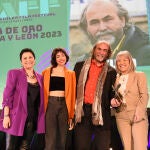 María José Ortega junto al homenajeado Arturo Dueñas y las actrices de "Secundarias"