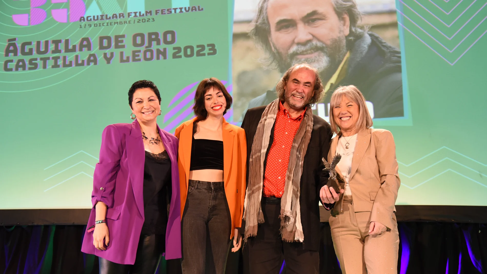 María José Ortega junto al homenajeado Arturo Dueñas y las actrices de "Secundarias"