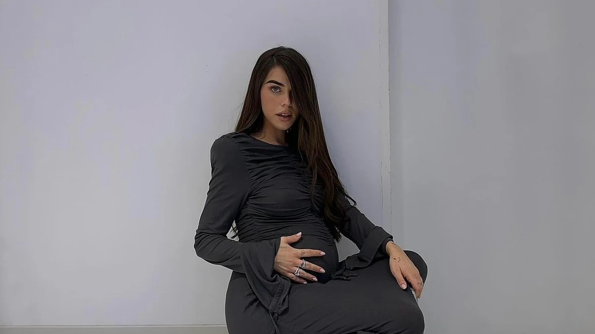 Violeta Mangriñán presume de embarazo con un espectacular vestido largo ajustado con stilettos y bolso joya