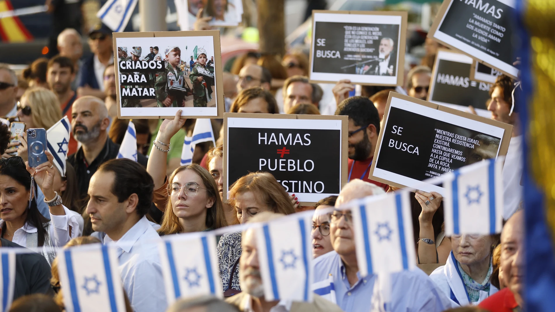 Concentración frente a la embajada de Israel en apoyo a los ataques sufridos por el grupo Hamas.