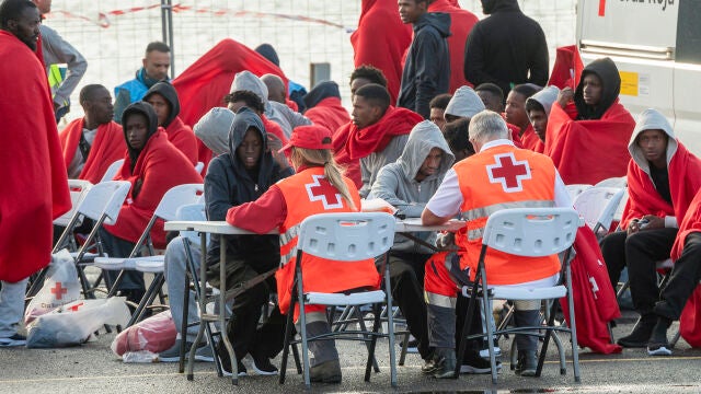 Llegan 56 migrantes por sus propios medios a Gran Canaria y desembarcan a 55 en Lanzarote