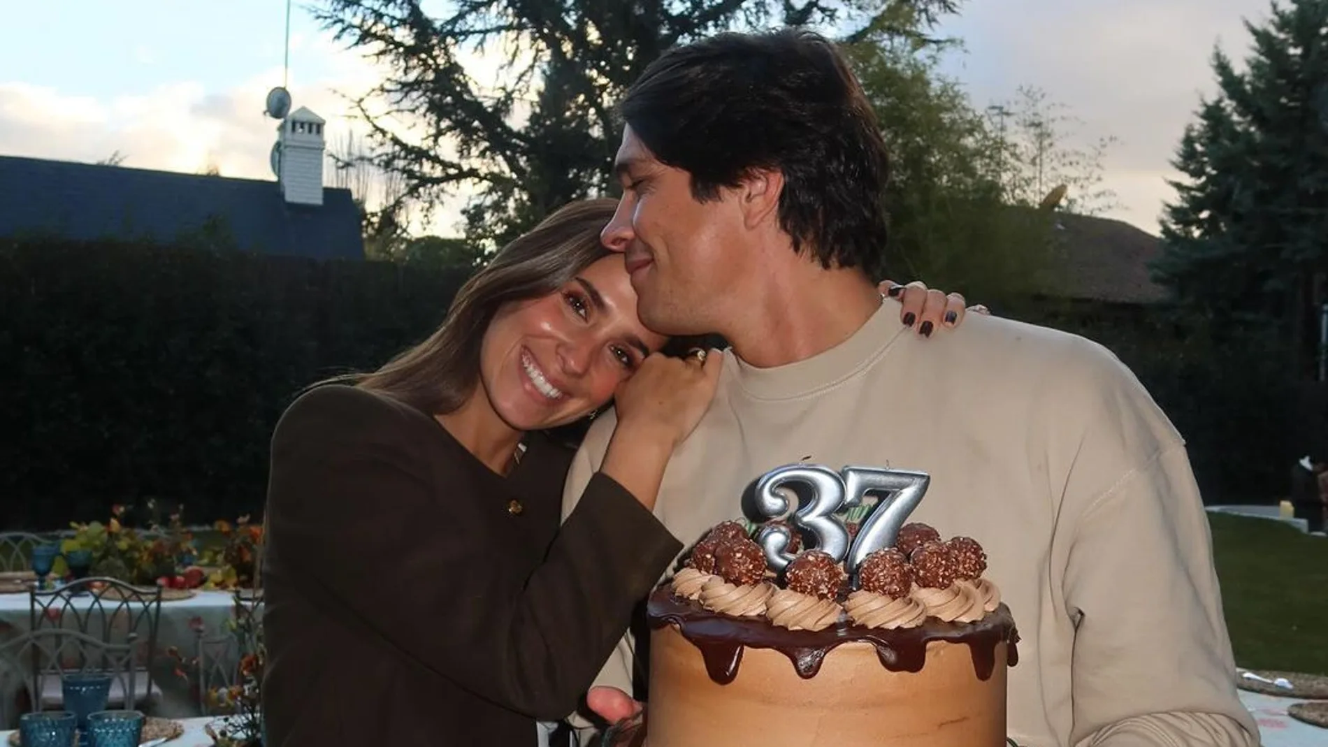 María Pombo sorprende a su marido con una fiesta sorpresa por su 37 cumpleaños