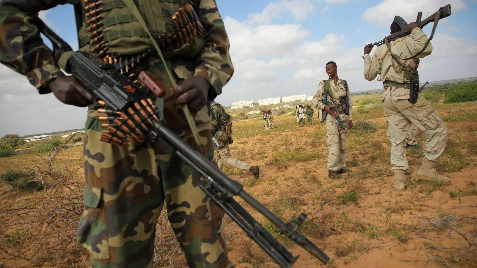 January 19, 2012 - Mogadishu, Somalia - Ugandan and Somalian soldiers stand on open ground outside of Mogadishu University following an advance to capture the surrounding areas in the Al Qaeda-linked insurgent Al Shabaab territory January 20, 2012 in Mogadishu, Somalia. (Foto de ARCHIVO) 19/01/2012
