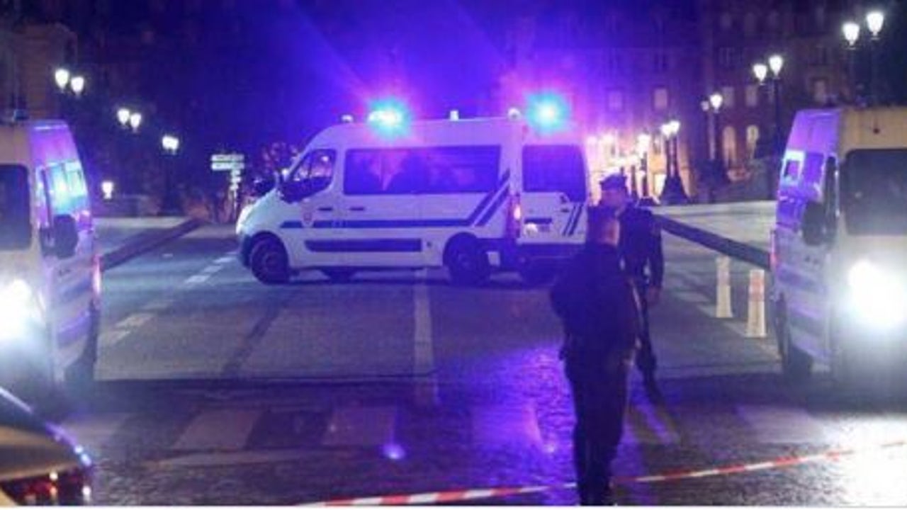 Un mort et un blessé lors d’un attentat présumé à Paris, l’agresseur aurait crié “Allah akbar”.