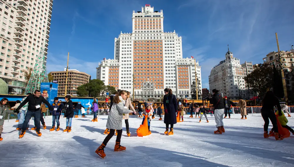 Pista de hielo navideña en la Plaza de España de Madrid. © Jesús G. Feria.