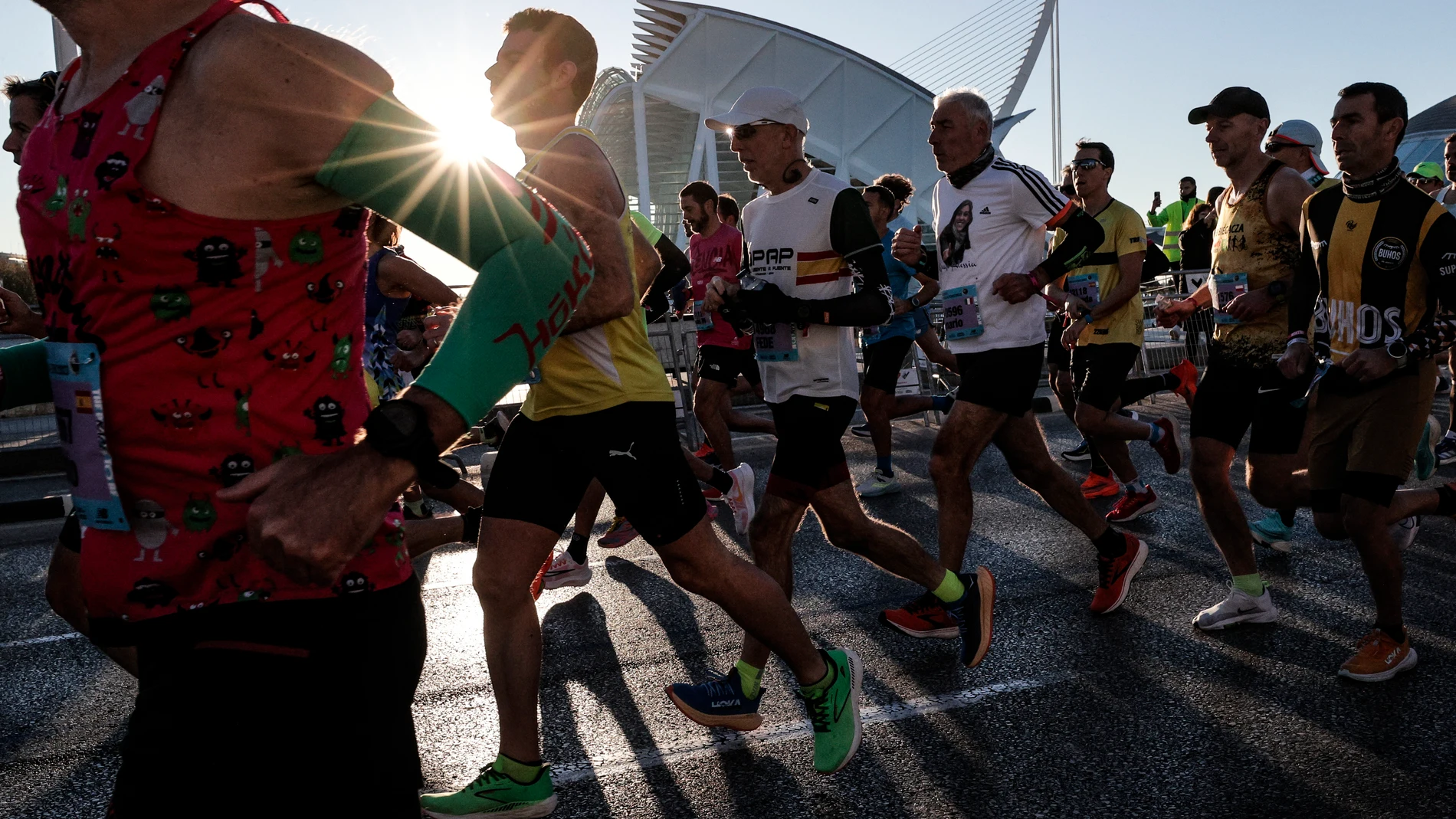 GRAFCVA7185. VALENCIA, 03/12/2023.- 33.000 corredores han tomado la salida del 43 Maratón Valencia Trinidad Alfonso, en el que se impuso el atleta etíope Sisay Lemma. EFE/Manuel Bruque 