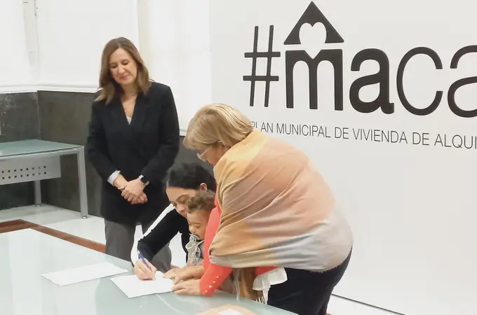 Catalá entrega 18 viviendas de alquiler social y anuncia 20 más para febrero