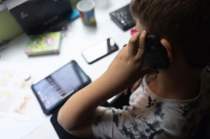 Andalucía prohíbe el uso del móvil en los colegios y permite a los profesores su retirada
