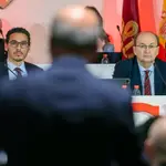 José María del Nido Benavente, expresidente del Sevilla, en su turno de palabra. Del Nido Carrasco y Pepe Castro eschuchan atentamente