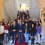 El alcalde de Salamanca, Carlos García Carbayo, entrega los diplomas a los participantes en el curso