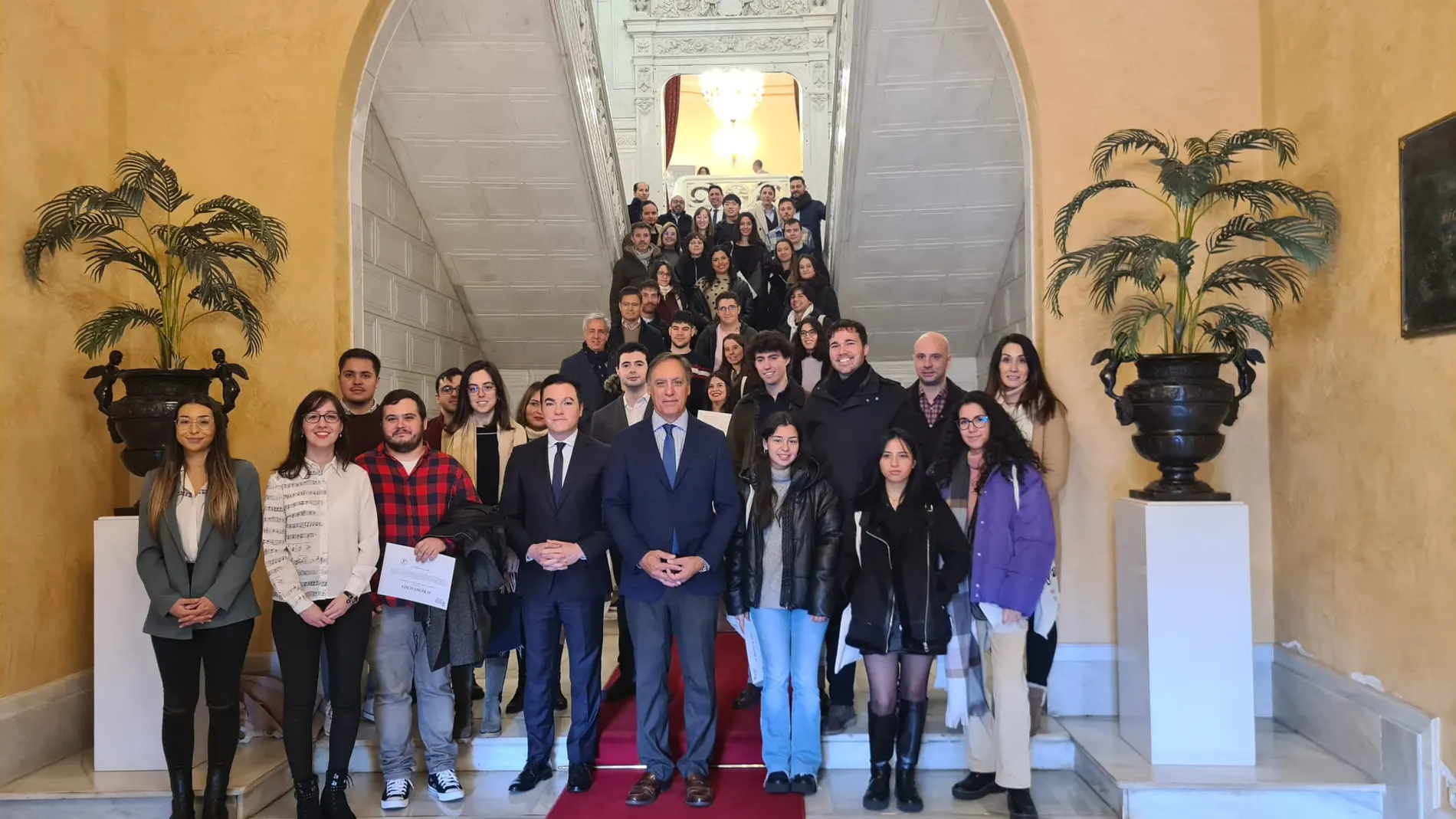 El alcalde de Salamanca, Carlos García Carbayo, entrega los diplomas a los participantes en el curso