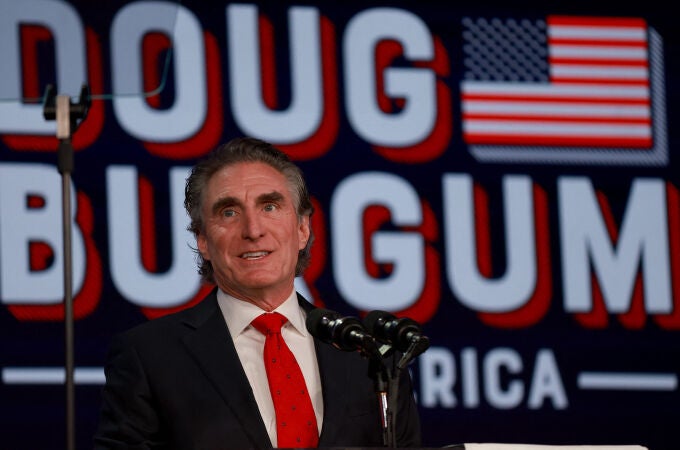 El candidato presidencial republicano Doug Burgum, gobernador de Dakota del Norte, habla durante la Cumbre de la Libertad de Florida celebrada en el Gaylord Palms Resort el 04 de noviembre de 2023 en Kissimmee, Florida