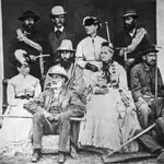 Todos los miembros de la familia Walker, con Lucy, de pie, al fondo, en el centro de la imagen