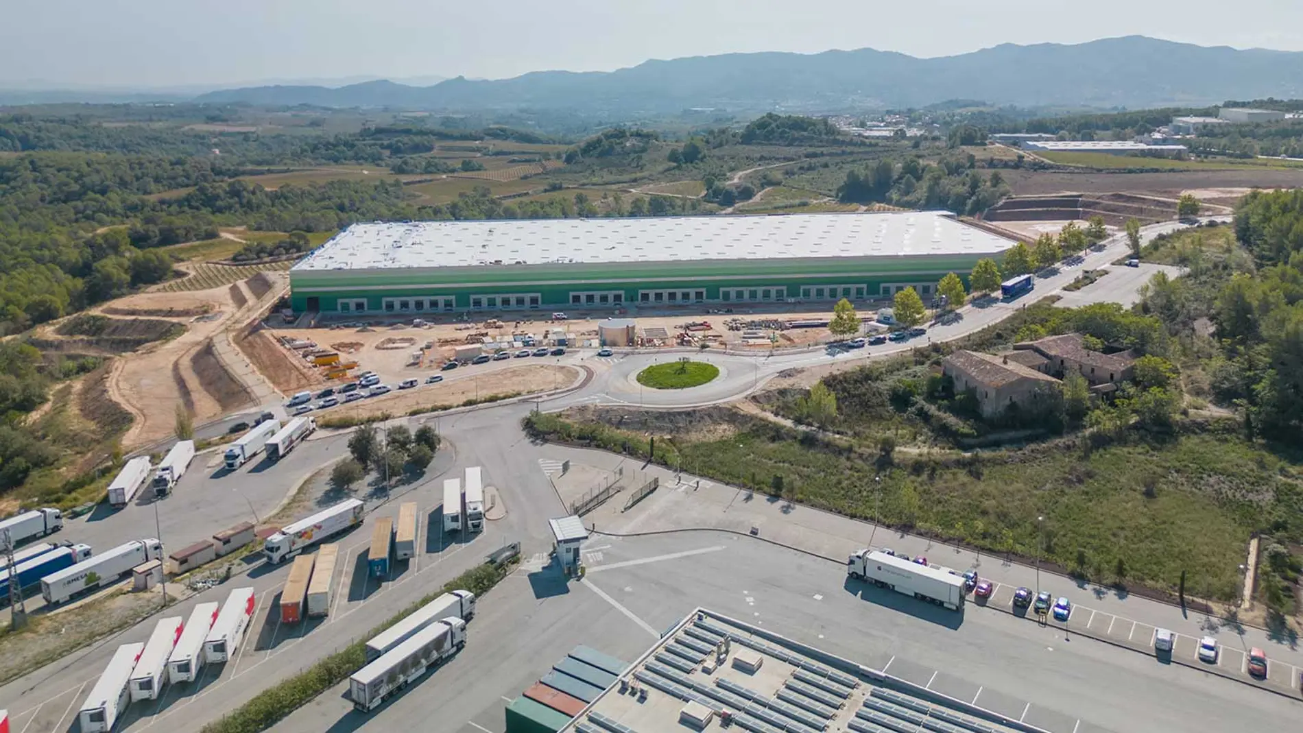 Con una superficie bruta alquilable de 28.828 m2, la plataforma logística cuenta con 37 muelles de carga y 12,2 metros de altura de almacenamiento