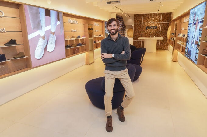 Pablo Mas, CEO y fundador de Yuccs en la primera flagship de la marca en Palma de Mallorca