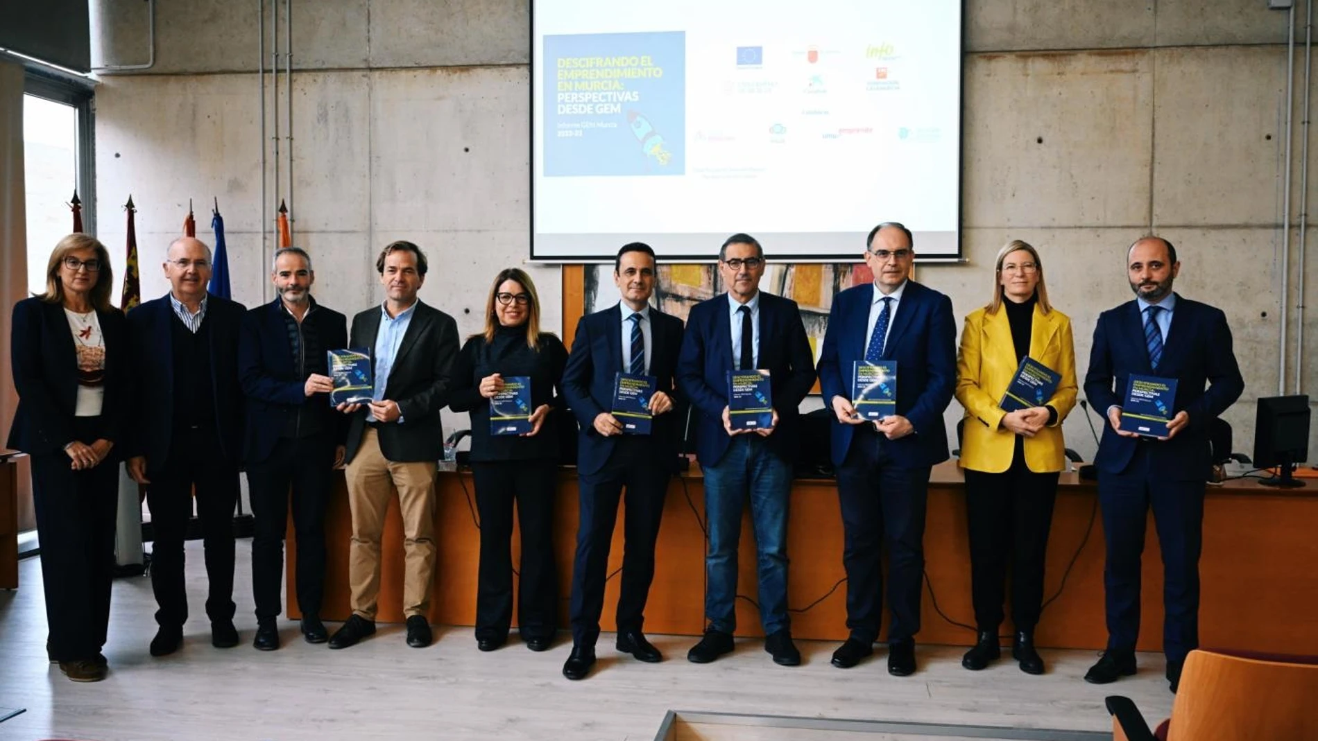 El rector, José Luján, posa junto a parte de los invesitgadores autores del informe, su directora, Alicia Rubio, el director del Info y representes de CaixaBank UMU 04/12/2023